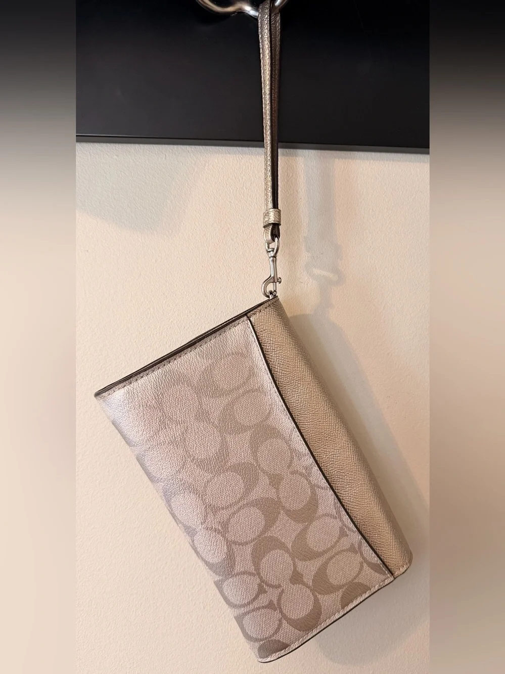 NWOT COACH METALLIC CHAMPAGNE SILVER SIGNATURE CROSSBODY CHAIN WRISTLET BAG